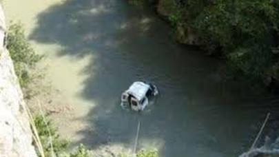 İçərisində 3 nəfər olan avtomobil çayda batıb